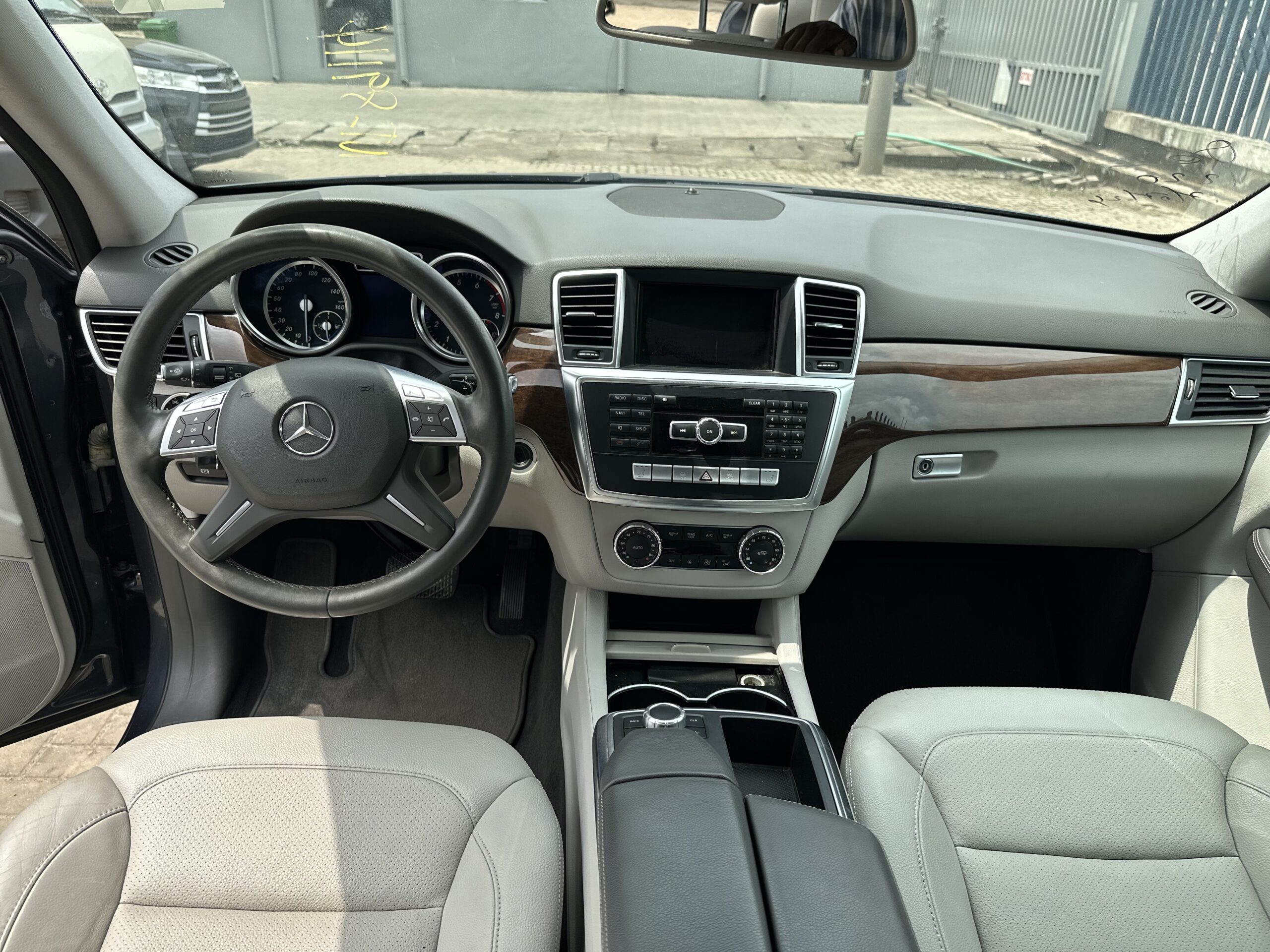 Benz ML350 4Matic (2013) - Image 2